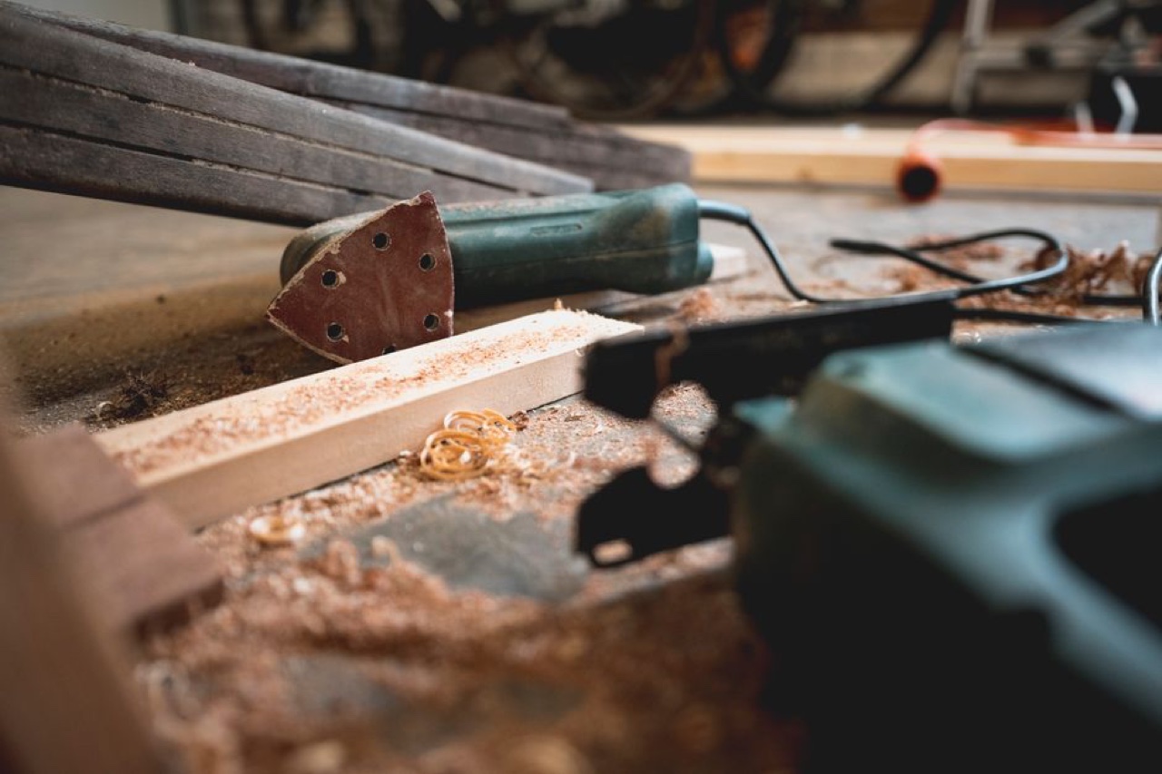 Outils de menuiserie posés sur un établi d’atelier d’artisan