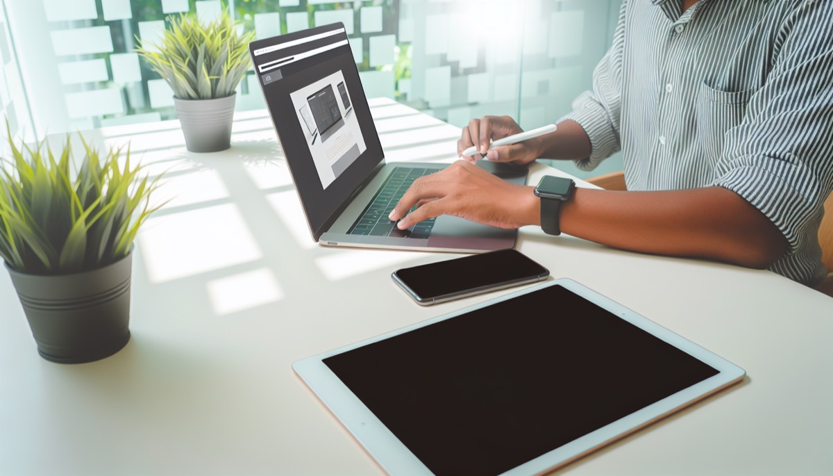 Personne utilisant un ordinateur portable pour du design graphique créatif