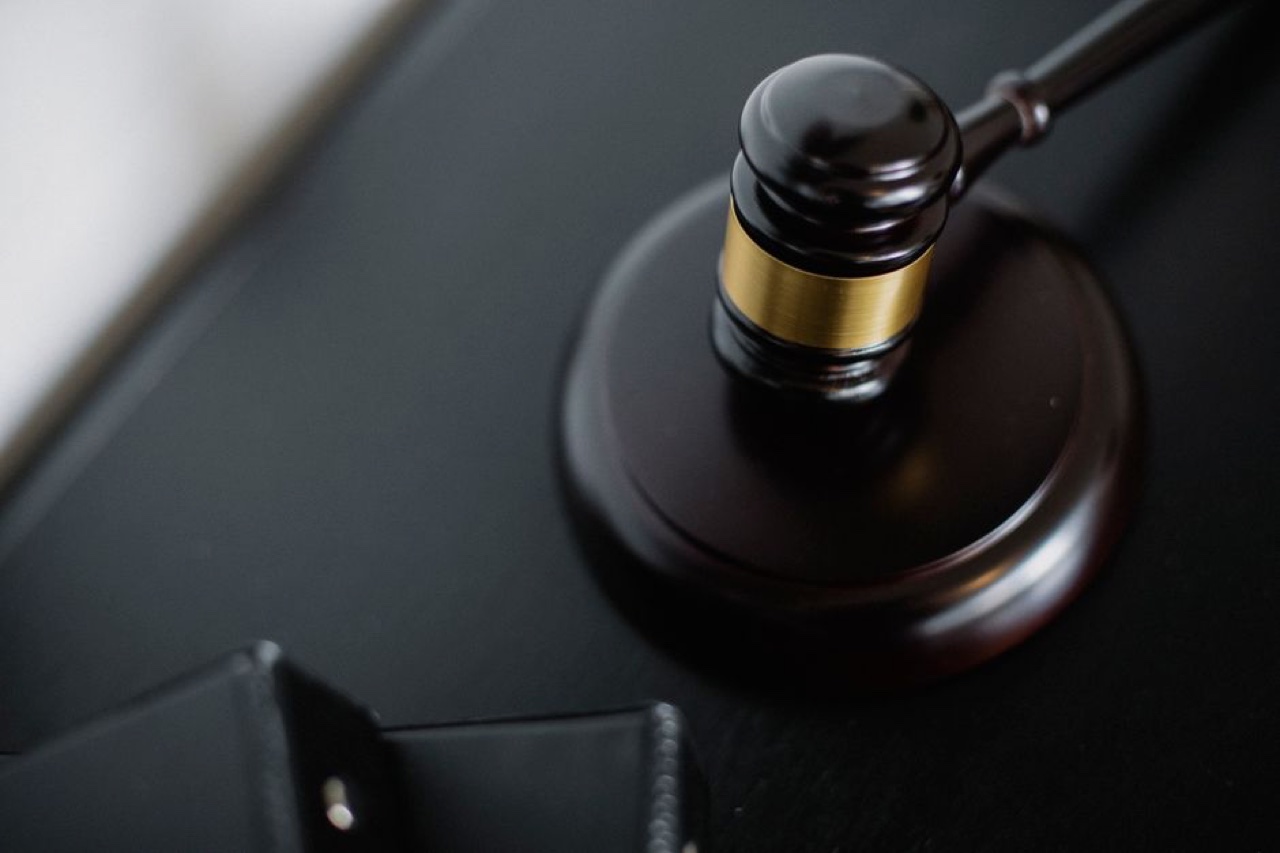 Marteau de justice sur un bureau, symbole du droit et de la profession d’avocat