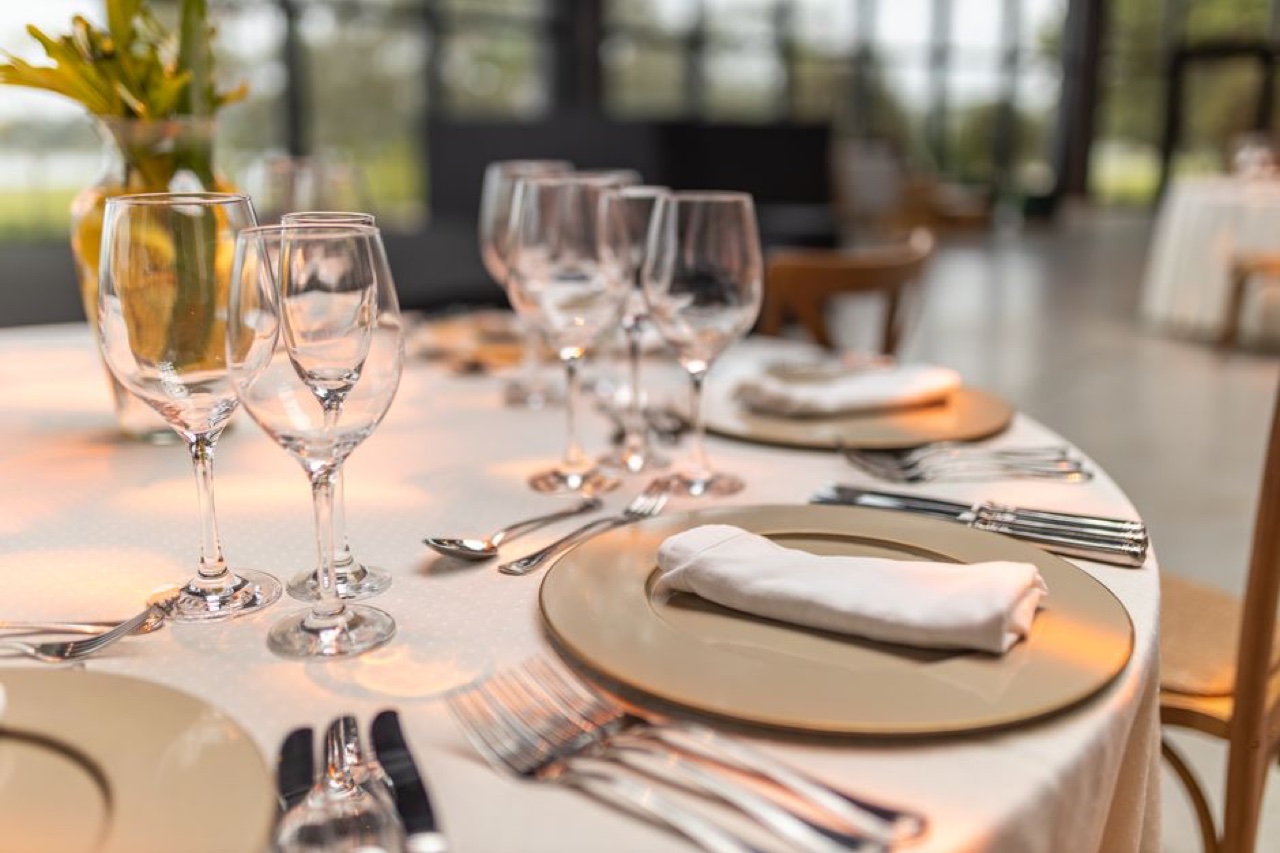 Table de restaurant dressée avec verres et couverts, prête pour le service