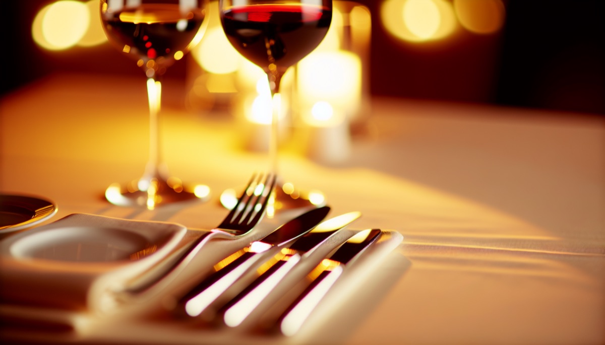 Interieur elegant de restaurant avec verres de vin et couverts sur table dressee