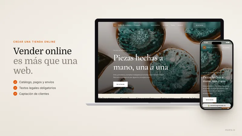 Persona gestionando una tienda online desde un ordenador con un carrito de compra en pantalla