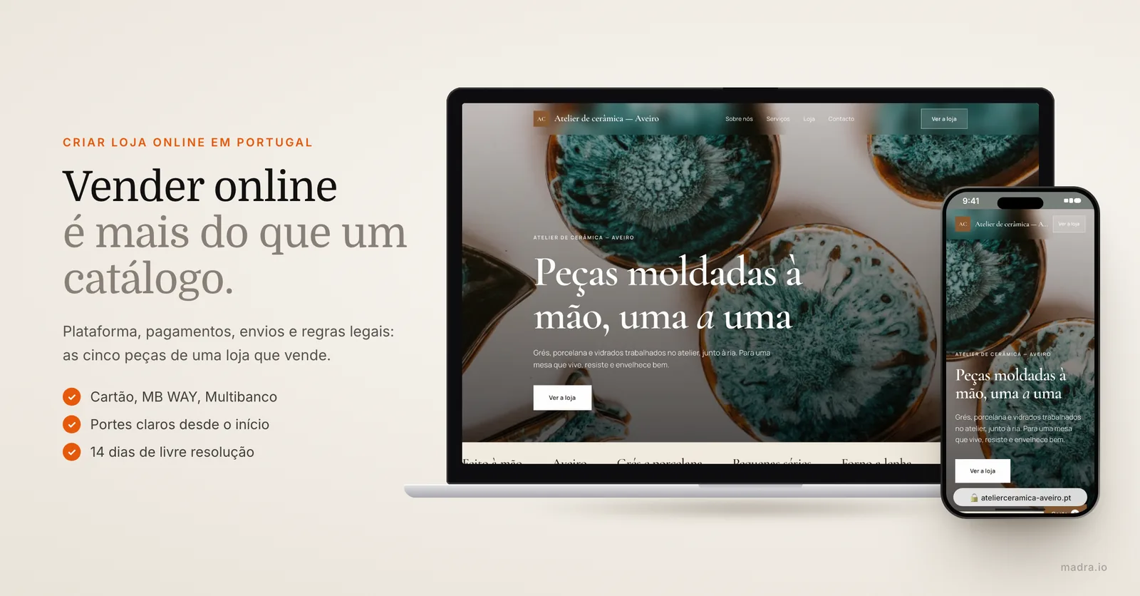 Loja online de cerâmica de Aveiro num MacBook e num iPhone, com catálogo de produtos, ilustrando como criar uma loja online