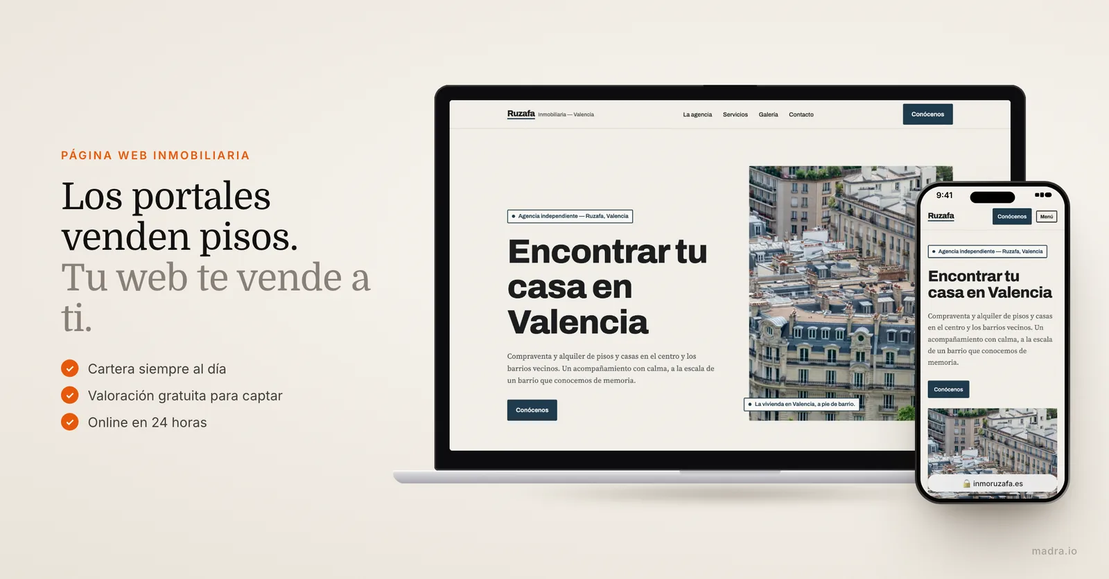 Web de una inmobiliaria de Valencia en un portátil y en un iPhone, con cartera de inmuebles y valoración gratuita