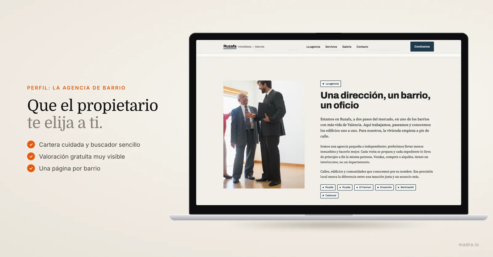 Web de una agencia inmobiliaria de barrio en un portátil, con cartera de inmuebles y valoración gratuita