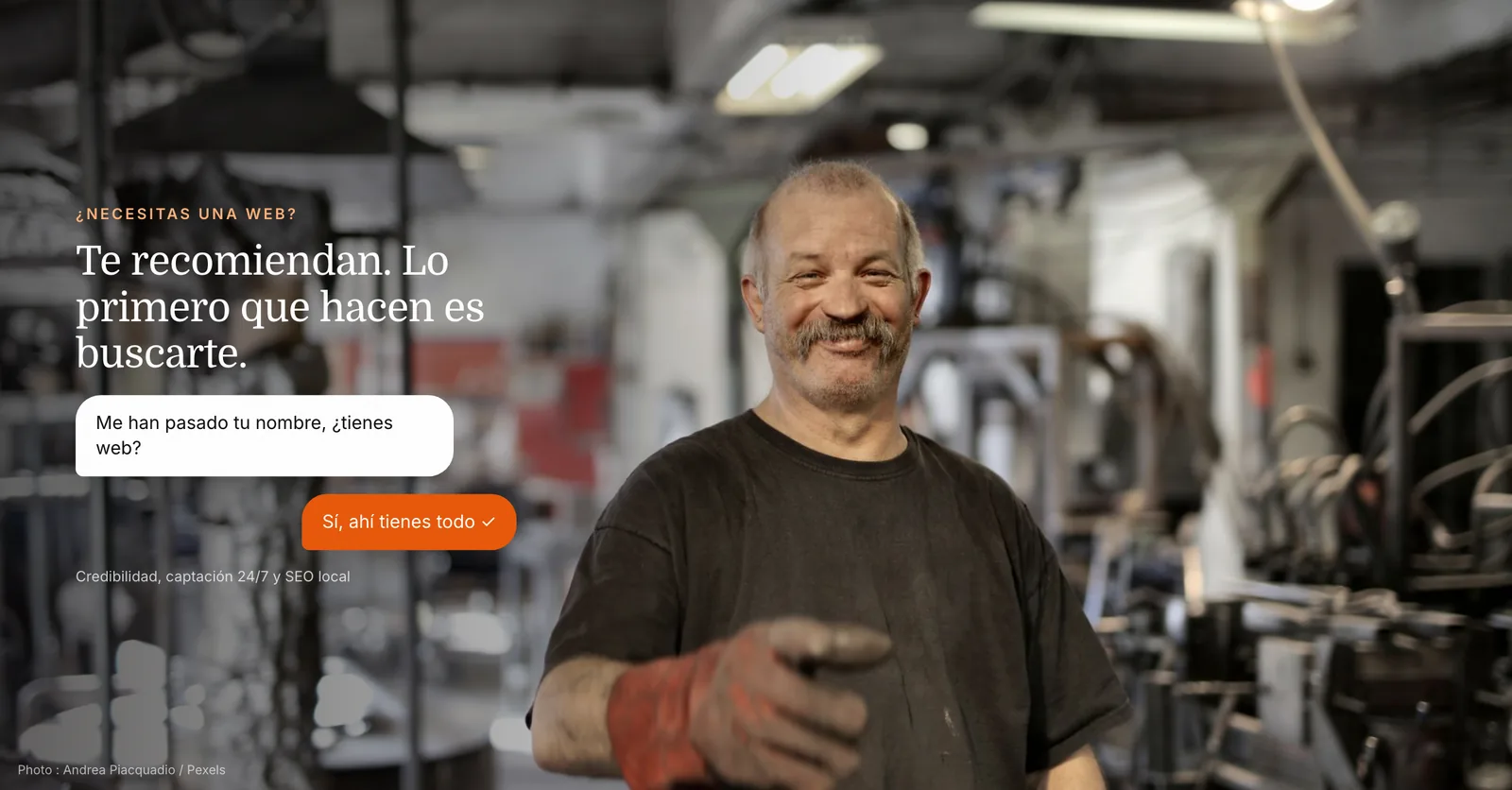 Autónomo en su taller con mensajes de un cliente recomendado que busca su página web antes de contactar