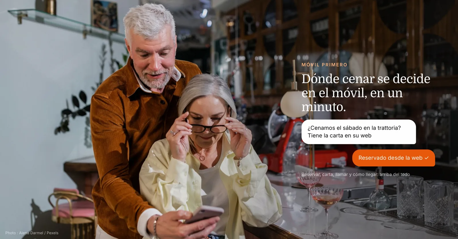 Pareja en un bar mirando el móvil para elegir restaurante y reservando mesa desde la página web del local