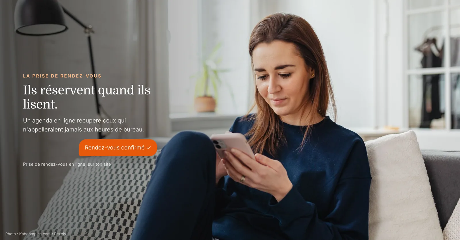 Femme sur son canapé réservant une séance sur son téléphone : la prise de rendez-vous en ligne sur le site d'un thérapeute