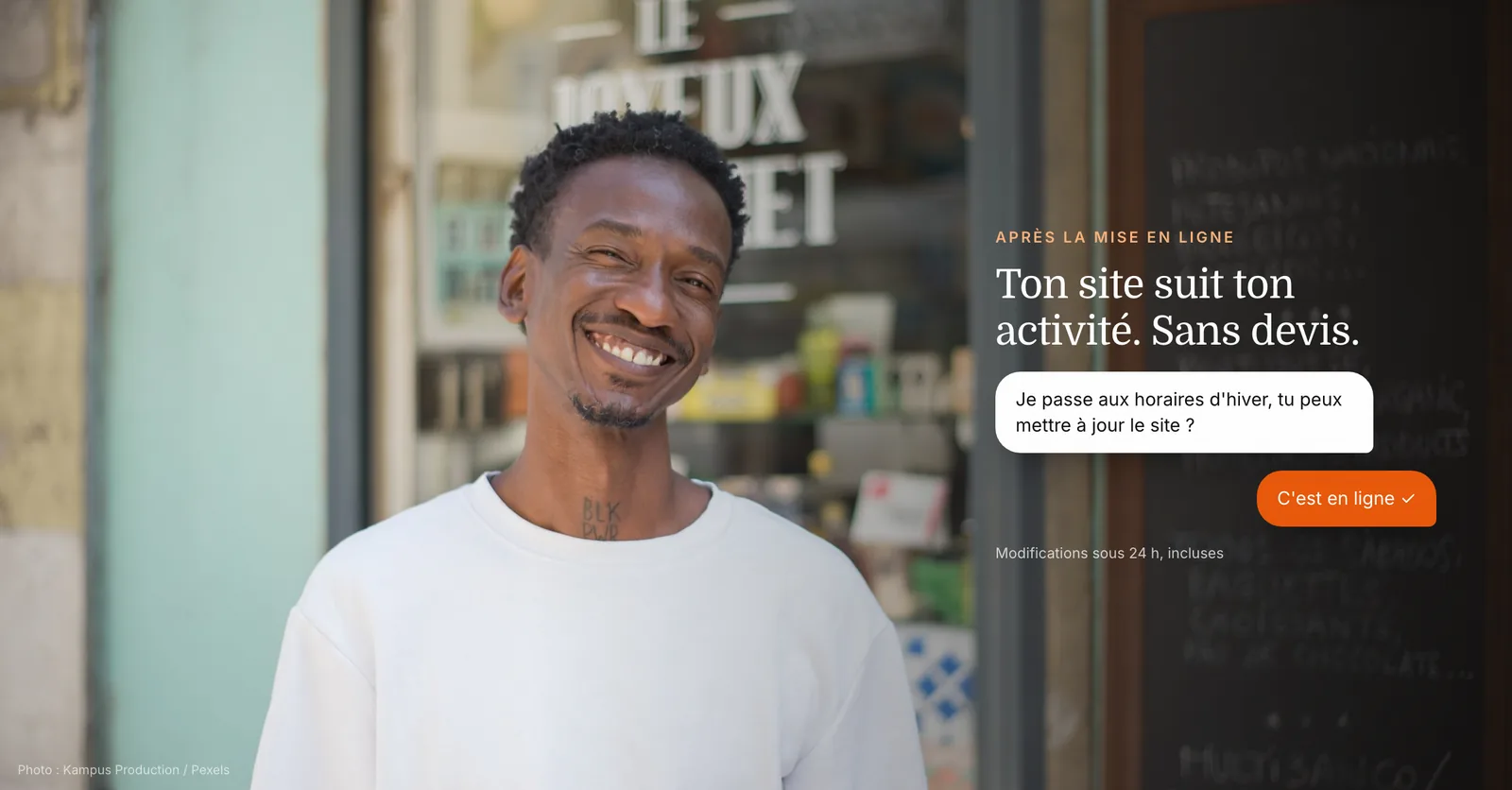 Commerçant souriant devant sa boutique, échange de messages pour mettre à jour les horaires de son site