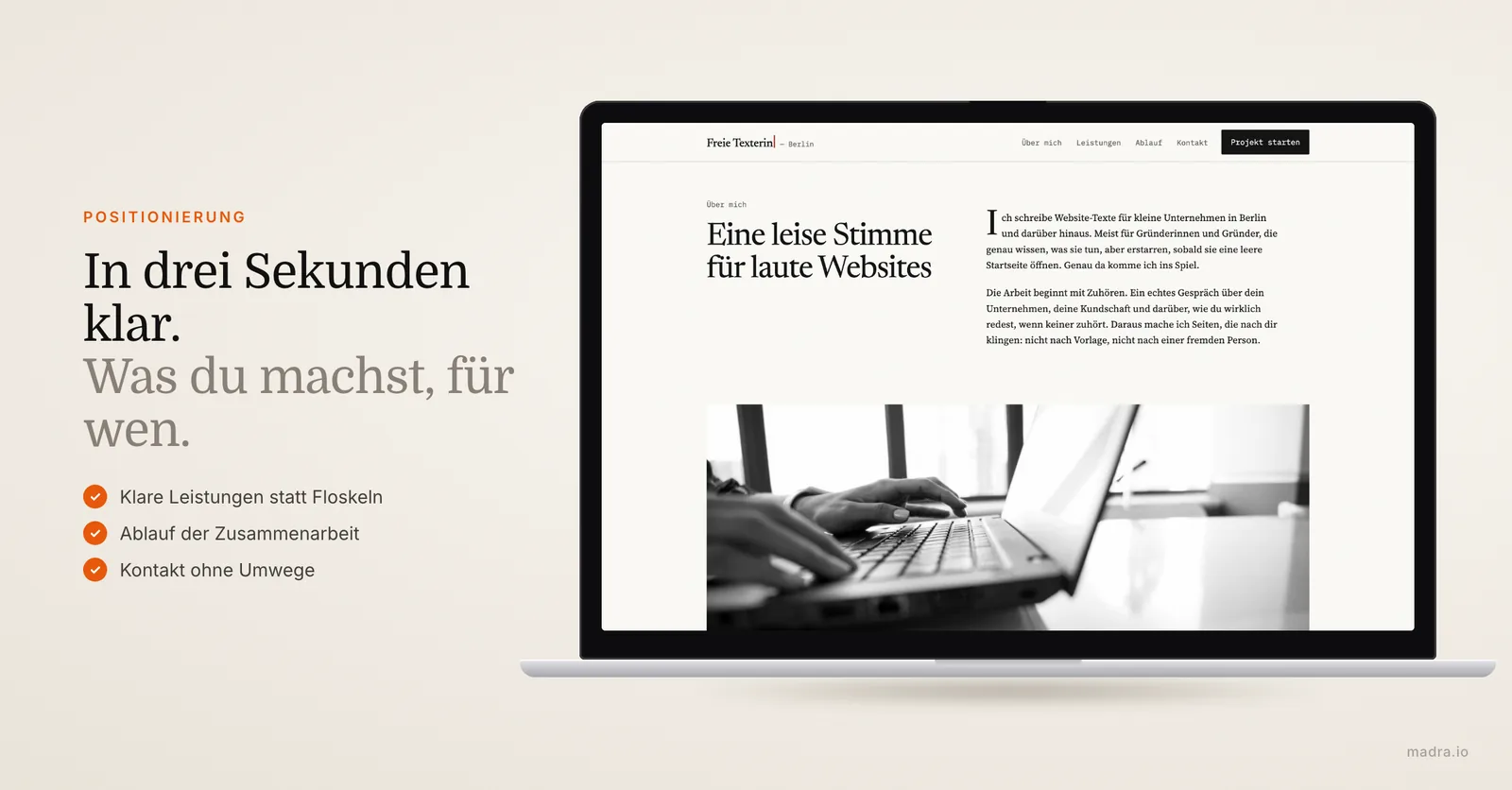 Großer Laptop mit der Leistungsseite einer selbstständigen Texterin: klare Angebote, Ablauf und Kontakt
